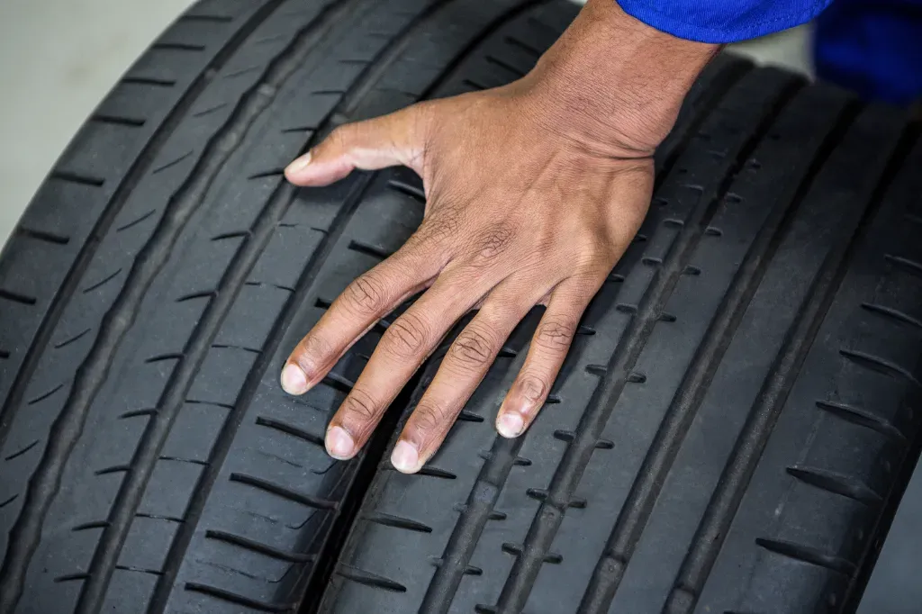 mechanik trzyma dwie opony