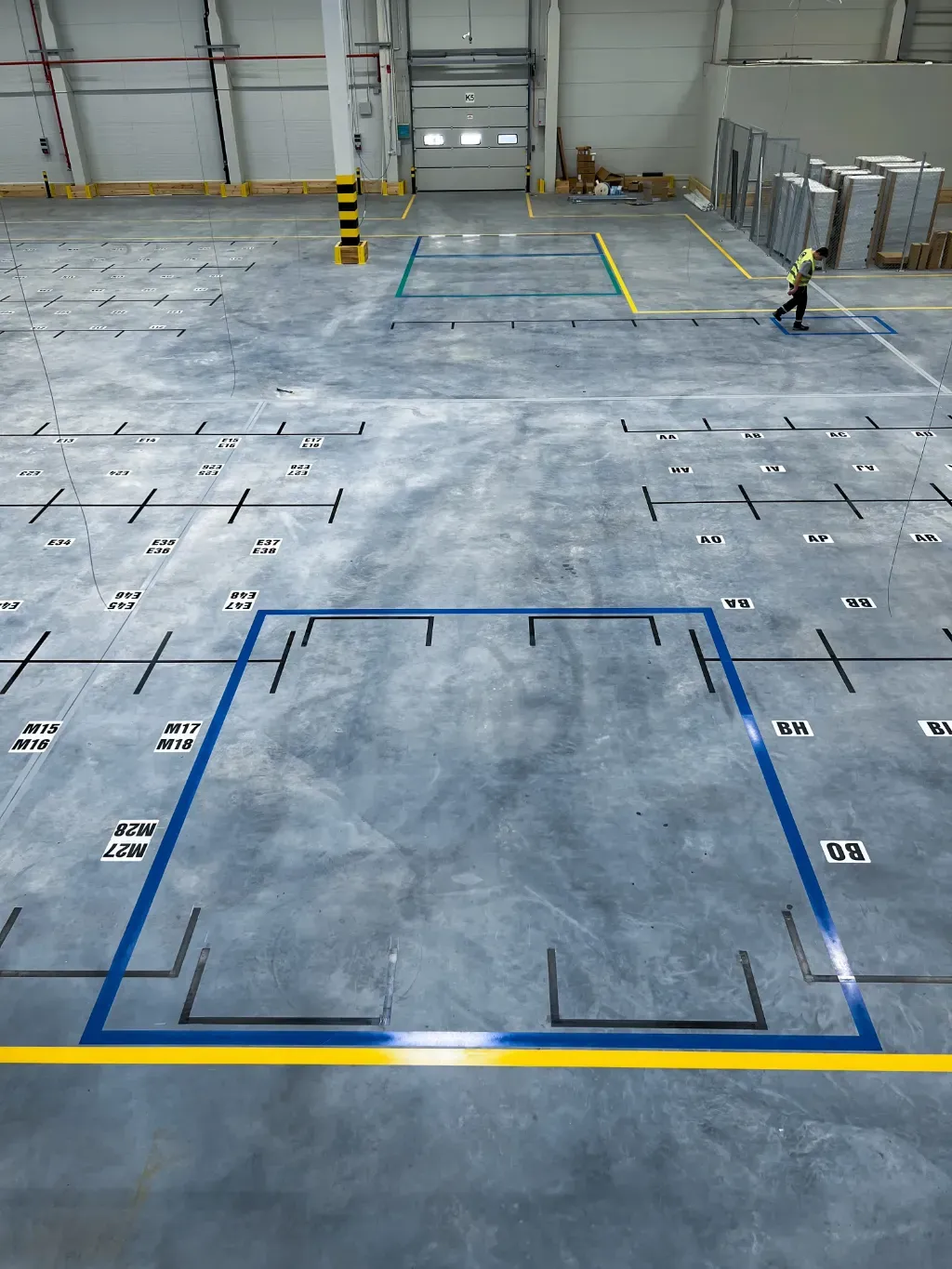 malowanie linii w halach